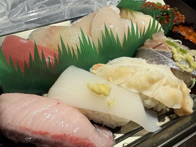 ココノススキノの花まるに電話予約したにぎりのセットです。<br />2階フロント隣の共用スペースでいただきます。