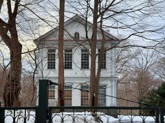 冬季閉園に入った北大植物園の脇を通って大通へ戻る。