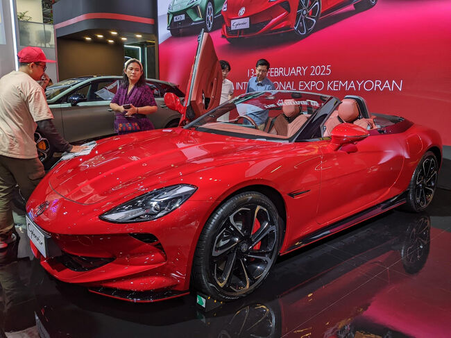 2ドアタイプのオープンカーでガルウイングのドアを装備。<br />