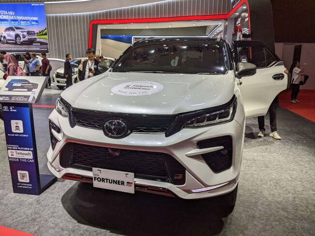 続いてトヨタの海外専用SUV・フォーチュナー<br />