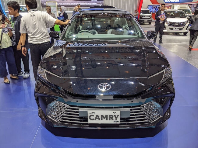 日本での販売を終了した世界戦略車のトヨタ・カムリ<br />11台目モデルは最近のトヨタ車に多いハンマーヘッドデザインを採用。<br />