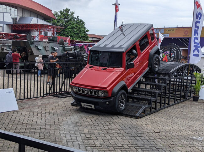 屋内の展示会場はざっくり2ヶ所に分かれているので次の場所へ移動！<br />中央にある屋外エリアには各メーカーの車に試乗出来るミニ・コースがあります。<br />