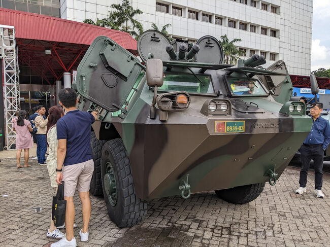 同じくインドネシア軍の装甲車。<br />以前、世界最凶と呼ばれているインドネシアサッカーリーグ・リーガ１のダービー戦を見に行った時に選手が装甲車に分乗して移動していたのを見て、びっくりした記憶があります。<br />