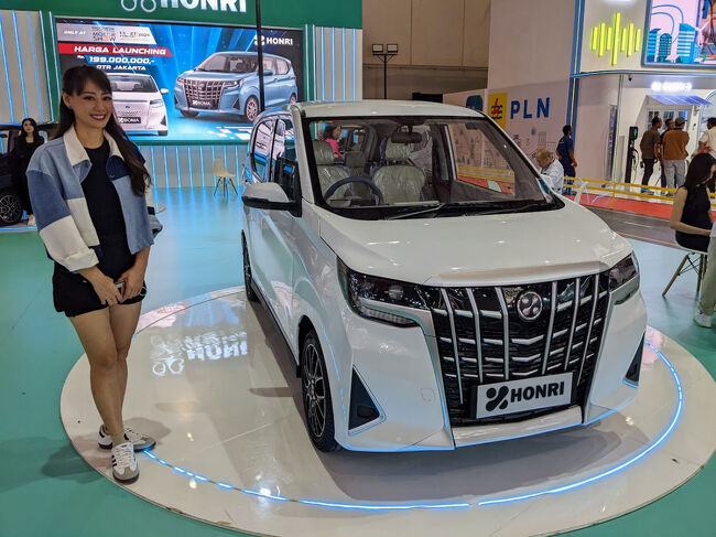 中国メーカーのHONRI<br />思いっきりアルファードをパクった感のある軽サイズの車です。<br />