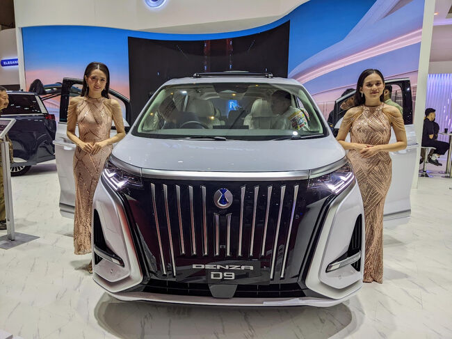 BYD傘下のプレミアムブランドDENZAが展開する高級ミニバンのDENZA D9。この車はジャカルタの高級ショッピングモールとかによく展示されてます。<br />