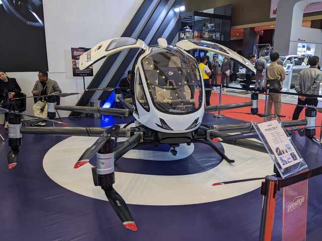 同じくプレステージが展示していた中国のイーハン社が開発した空飛ぶ車のEHANG 216-S。<br />