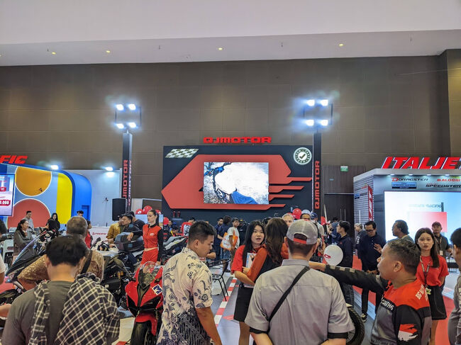 続いてバイク展示エリアへ！<br />