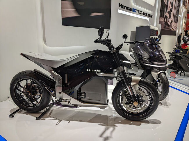 ホンダのEVバイク<br />インドネシアの二輪車市場はホンダとヤマハが約9割のシェアを占める寡占状態となっています。<br />