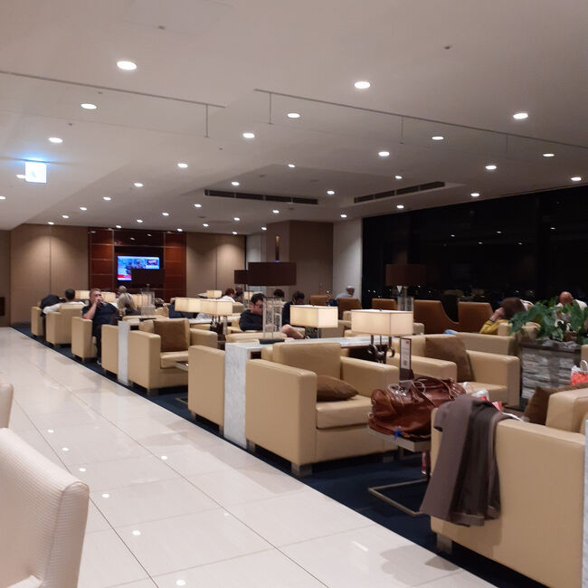 成田空港のエミレーツ航空ラウンジ。広いです！
