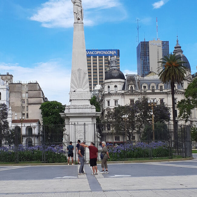 ブエノスアイレスの独立記念広場です。周りには荘厳な建物が目立ちます。