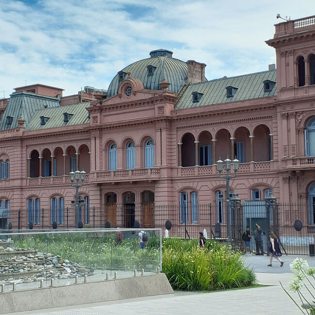 大統領官邸です。広場を見る位置です。