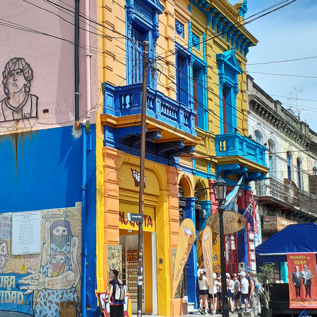 ブエノスアイレスの旧市街。ボカ・ジュニアと云うアルゼンチンのサッカー強豪チームの本拠地です。メッシも一時所属したようですね。