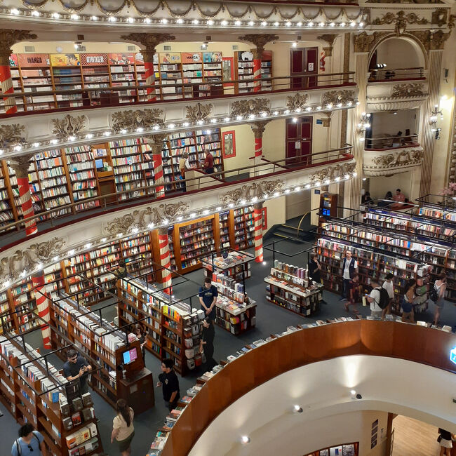 「世界で一番美しい本屋」と云われるエル・アテネオ書店。元コンサートホールの活用だそうです。