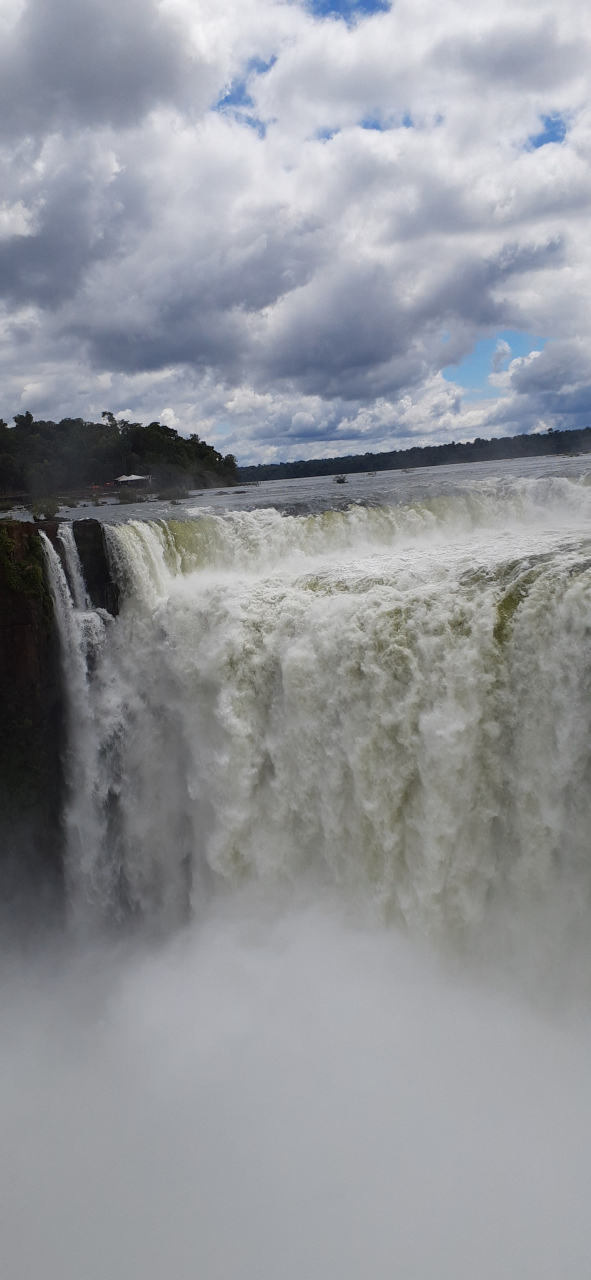悪魔の喉笛と云われるメインの滝。アルゼンチン側からの景観です。