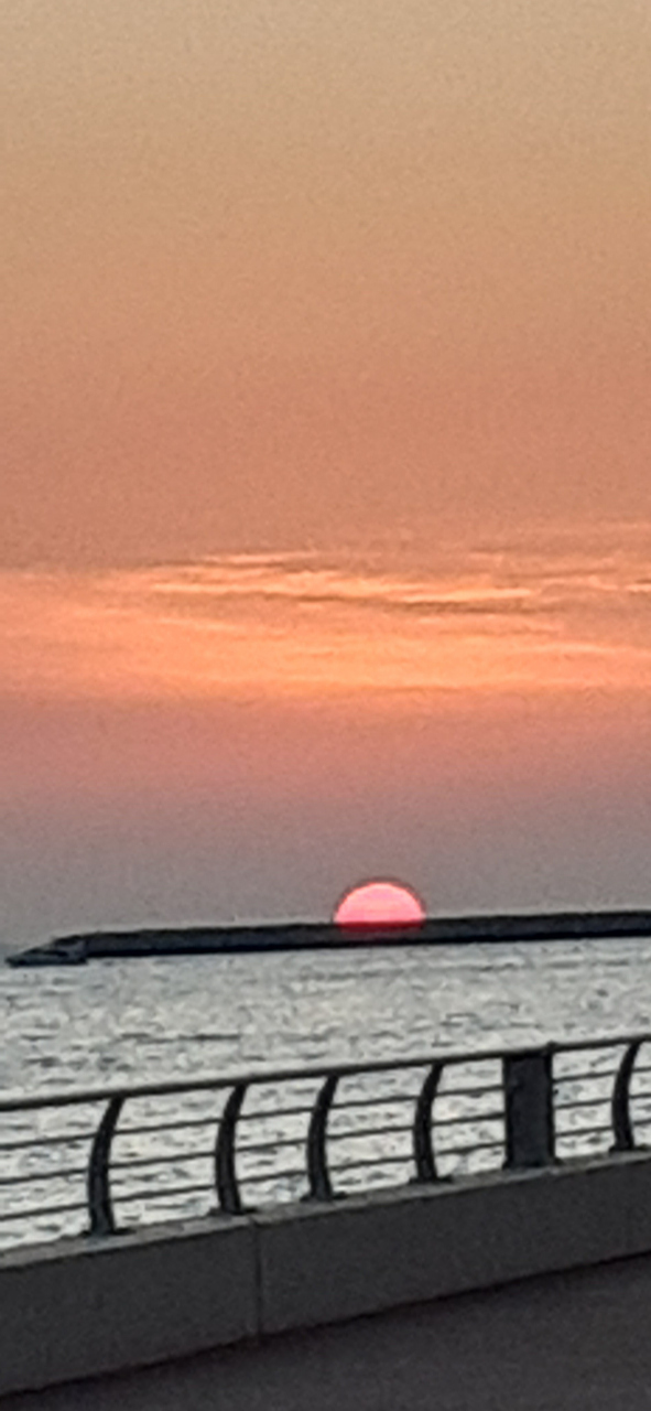 ドバイ湾（ペルシャ湾）に沈む夕日。ピッタリのタイミングで観光させていただきました。