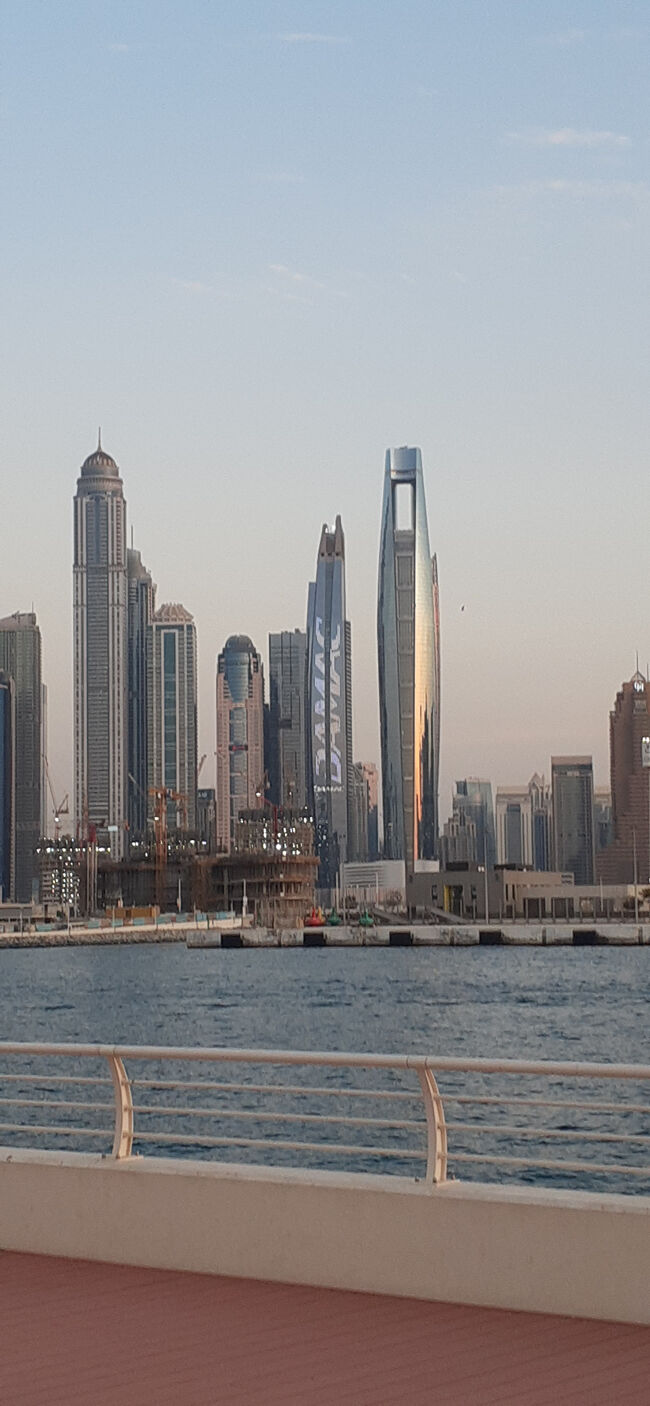 ドバイ湾地域に続々登場する高層ビル群