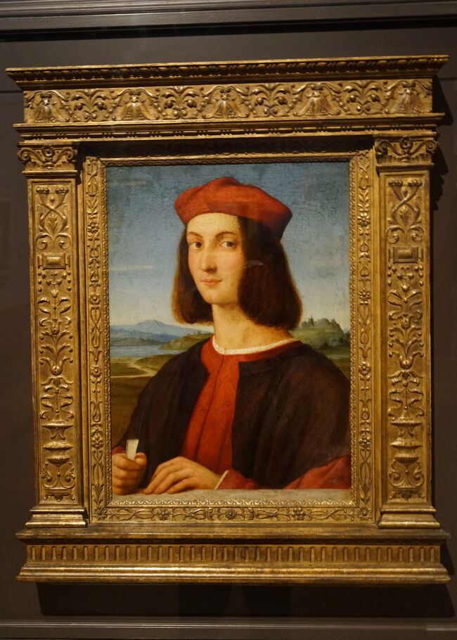 ラファエロ「若い男の肖像」1503-04年 ブダペスト国立西洋美術館<br />師ペルジーノのもとを離れフィレンツェに移った頃のラファエロによる肖像画。モデルはイタリアの詩人で人文主義者のピエトロ・ペンボといわれています。<br />※本展での撮影ではありません。