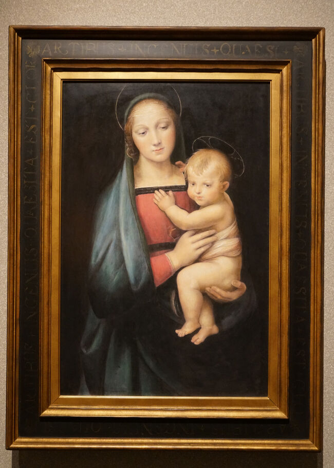 ラファエロ「大公の聖母」1504年 パラティーナ美術館<br />礼拝のための聖母子像が数多く措かれ、また画家たちもそこに理想の女性像を表した。若き日のラファエロが措く聖母子像は、とりわけ情愛に満ちており、彼の名を一気に高めました。こちらは、本物ではなく大塚国際美術館の陶版画です。<br />※本展での撮影ではありません。<br />