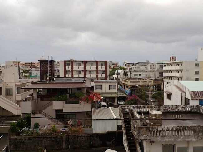 7:52<br />今日は厚い雲が立ち込めています。冬の沖縄はこの様な日が多いです。