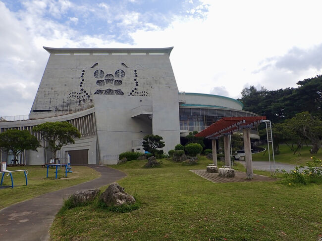 12:21<br />特徴的な形の浦添市民会館へ。