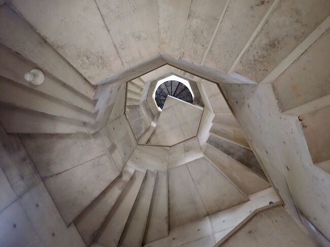 塔の中を登ってみます。<br />上を見上げると、螺旋階段が続いています。