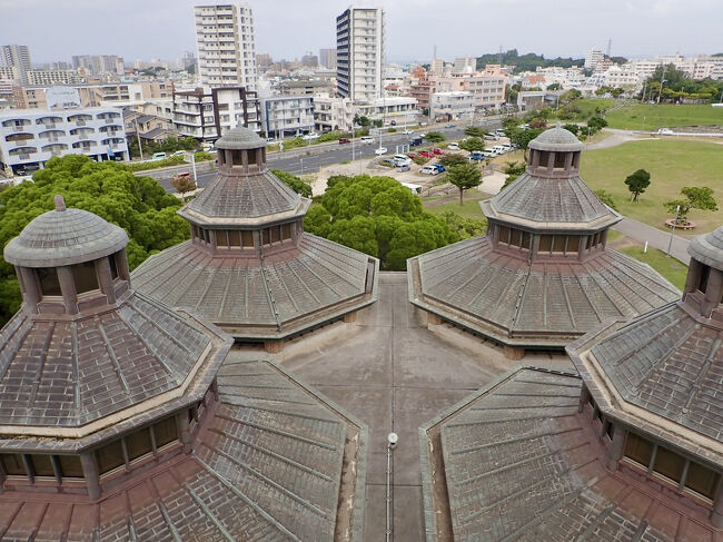 塔の上からは、美術館の屋根と浦添の街。