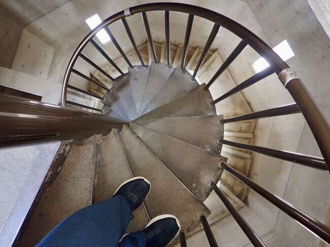 下への階段も見事な螺旋です。