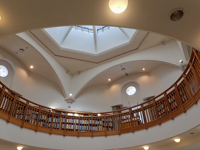 ドームの天井には本棚が並んでいます。