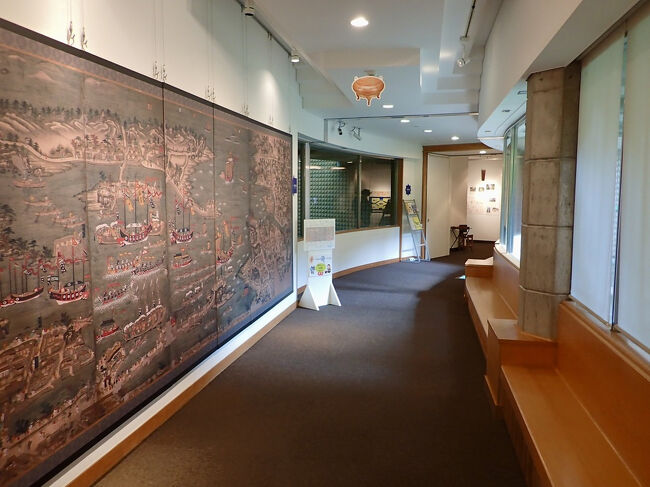 常設展の入り口には、<br />昔の那覇の街並みと人々の生活が描かれた屏風が飾ってあります。