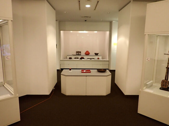 浦添美術館は漆器の展示で有名です。<br />漆器の展示が時代毎に並んでいます。