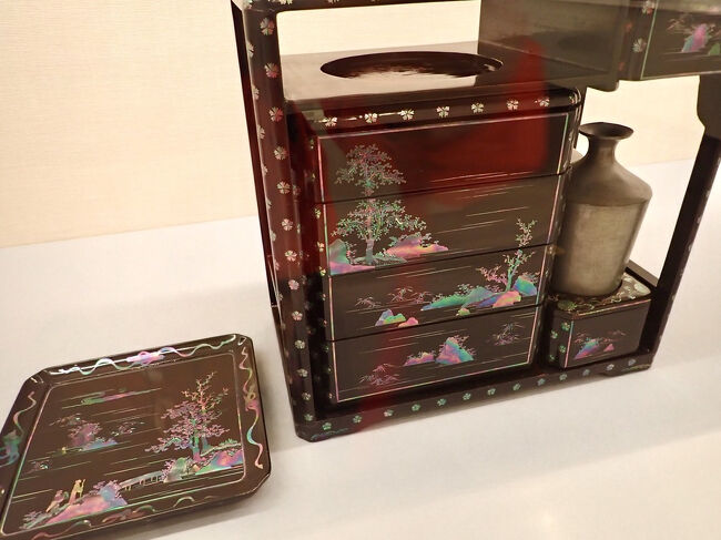 沖縄の夜光貝から採れた螺鈿の漆器が美しかったです。