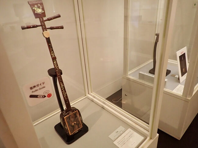 漆塗りの三味線なども置かれていました。