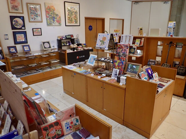 ミュージアムショップに来ました。<br />ここでも漆器が並んでいて、沖縄の植物の柄の器などがあります。