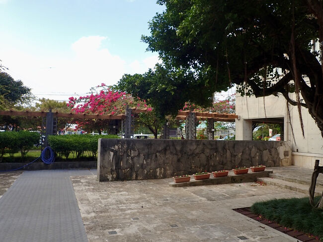 浦添市市民会館の裏手にある浦添図書館にいきます。