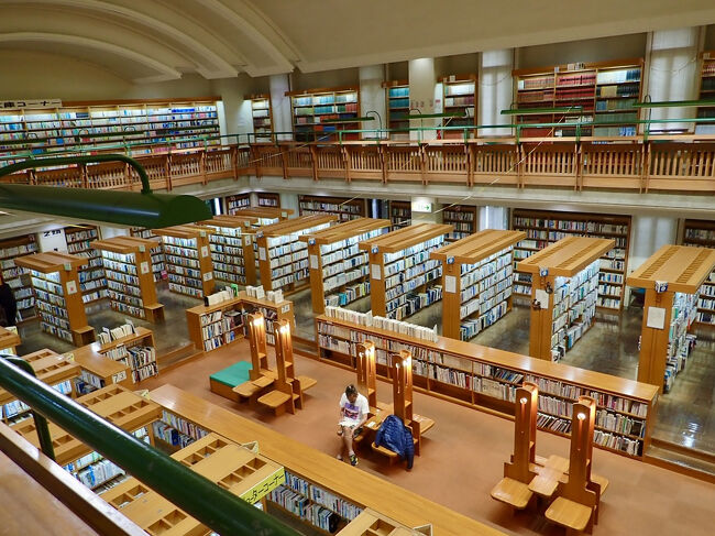 吹き抜けのある広い空間に本棚が並んでいます。