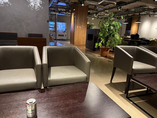 この時間でも飲食している人が多いです。<br />そのため、ゴミ箱が溢れかえっていました。