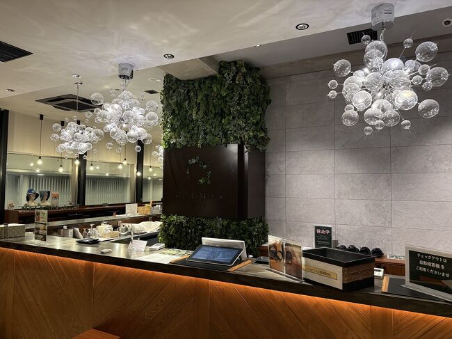 フロントです。<br />借りたヘッドフォンとキーケースは別々のボックスに返します。<br />カードキーはマシンで対応です。