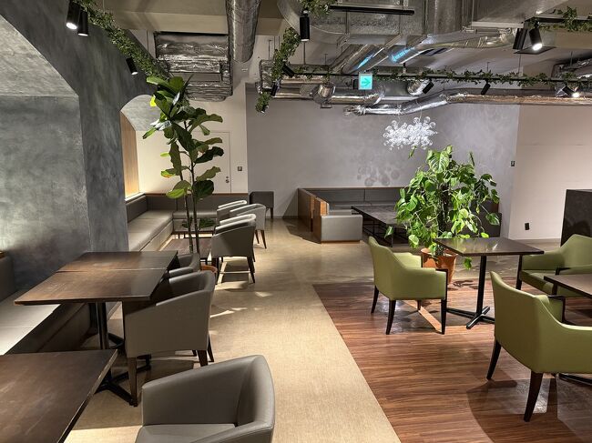 昨日はここで荷造りしているインバウンドが数組いました。<br />簡易宿泊所だとベッド上でするのは窮屈ですよね。<br />今朝がたの雑音といい、利用するのも気を使います。<br />宿泊者ガチャ問題ですね。