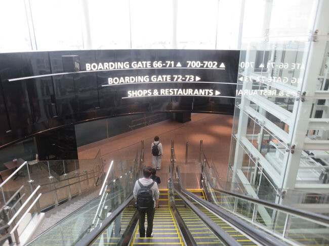 エスカレーターを下り