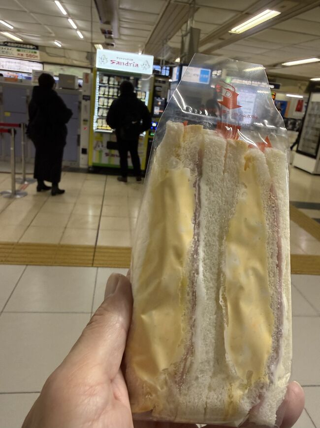 3人並んだ後に、タマゴハムを買いました。<br />その後も続々と行列になります。<br />日持ちはどうかと見たら、2日くらいは持つようです。<br />内地まで飛行機で持って帰るにはケーキの箱くらい必要ですね・・・<br />昨日の箱はとっておけばよかったと後悔した瞬間でした。<br />次回があれば考慮します。