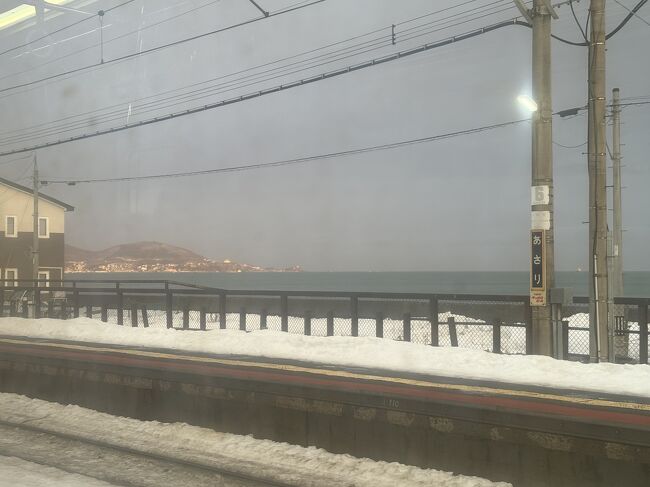 記念撮影のインバウンドが多い、朝里駅です。<br />朝焼けが見られるかと思いましたが、<br />曇り空でした。