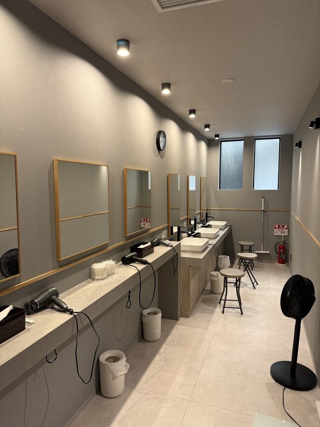 本館で1300円現金はらいで利用します。<br />タオルとバスタオルを受け取ると、<br />別館に入れます。