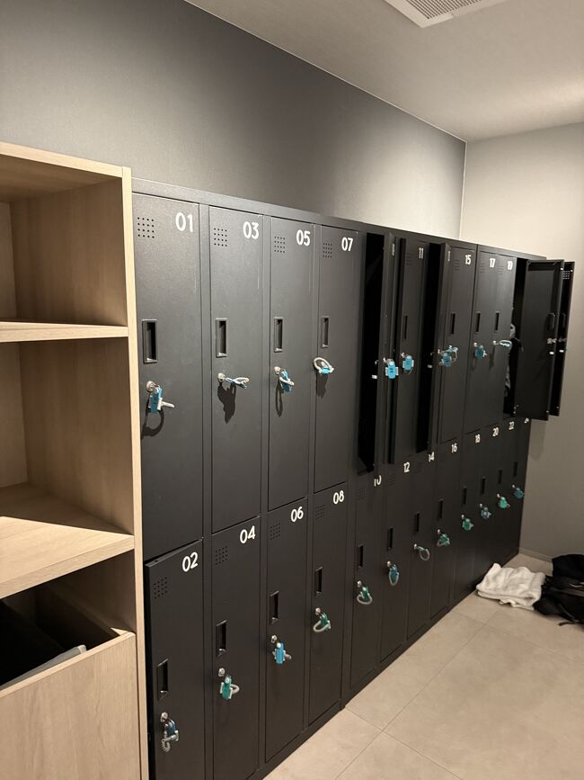 ロッカーはせまいので、<br />服と荷物で２つ使用しました。