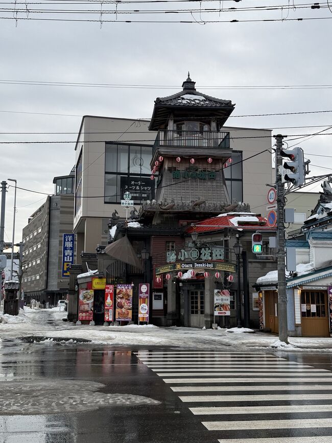 出抜小路です。<br />気温が高くなってきていて、<br />すでに屋根の雪はほとんど落ちています。