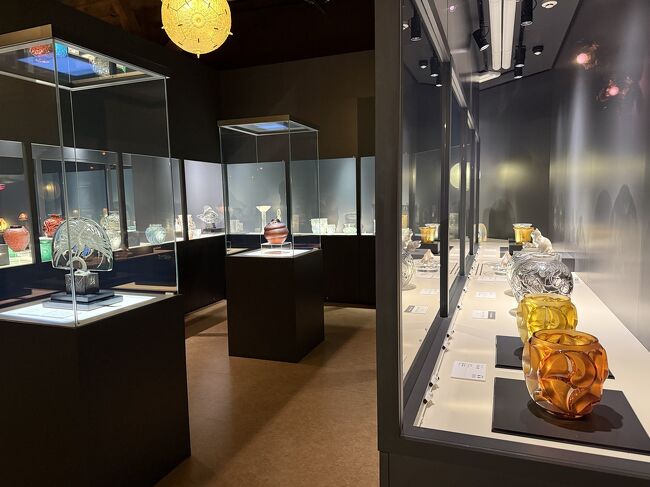 売店の奥が美術館で中に入って驚きです。<br />これは全部見るのが大変なほどです。<br />それでも全部見る価値が十分あります。<br />ステンドグラス館と同じ入場料なのは伊達ではありません。<br />一体何百億の美術品があるのでしょう。