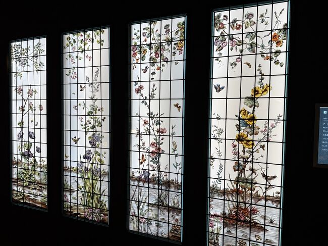 これは綺麗です。<br />花と鳥のいる風景という作品です。<br />1898～1900年頃のフランスの作品だそうです。<br />