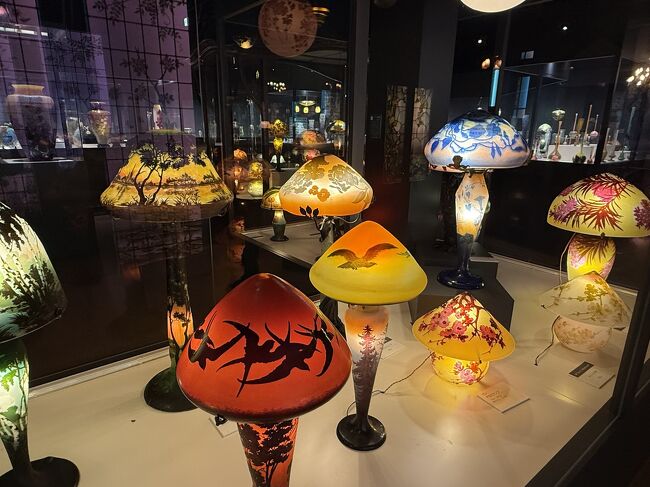 ガレ、ドーム、ラリックといった巨匠の作品が間近に見られます。