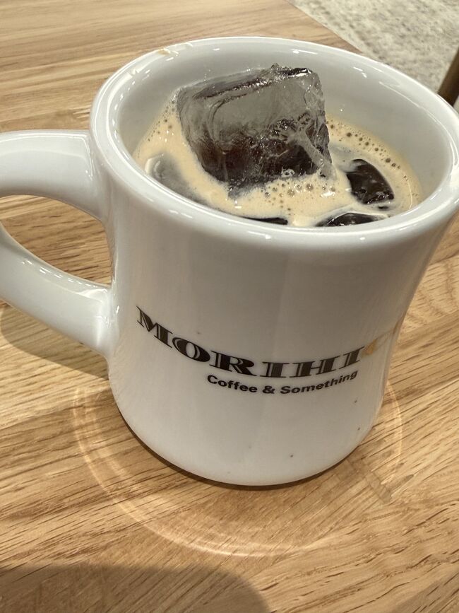 これが森彦のコーヒーです。<br />本店だと1杯1200円はします。<br />ホットだと少しずつしか味が分からないので、<br />アイスにしていただきます。<br />かなりおいしいです。