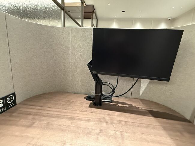 半個室です。<br />ここよりも完全に仕切られたボックスのもあります。<br />また、ウイスキーとサッポロクラシックは有料で、<br />現金をコインに交換してからの利用になるようです。