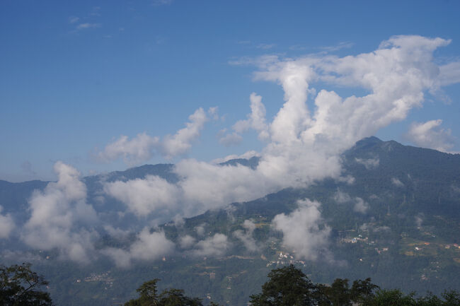 ツアー４日目ガントクの朝です。カンチェンジュンガを見たい人は、５：２０に集合して出掛けて行きました。ビューポイントは昨日のタシビューか、エンチェ僧院だと言うのでパス。毎朝、カンチェンジュンガを見るために早朝に出掛けるので、ここで一休みします。<br />